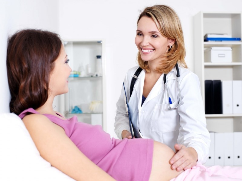  Khám thai định kỳ, xét nghiệm nước tiểu đầy đủ mỗi lần khám thai